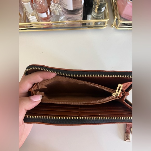 GUESS Wallet - Picture 3 of 3